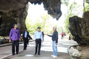 รองประธานกรรมการบริหารมูลนิธิสวนสมเด็จพระศรีนครินทร์ฯ เข้าตรวจสอบเหตุการณ์หินถล่ม ภายในบริเวณสวนสมเด็จพระศรีนครินทร์ พังงา ถล่ม