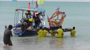 ชาวบ้านบางสักจัดพิธี ทำบุญลอยเรือสะเดาะเคราะห์ รับปีใหม่ 2562