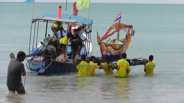 ชาวบ้านบางสักจัดพิธี ทำบุญลอยเรือสะเดาะเคราะห์ รับปีใหม่ 2562