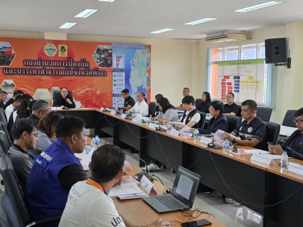 รองผู้ว่าฯ พังงา ประชุมตรวจสอบข้อมูลผู้ประสบอุทกภัย พิจารณาให้ความช่วยเหลือประชาชน