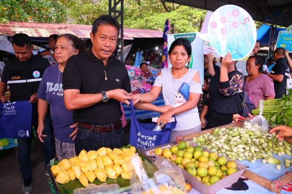 พังงา-อช.อ่าวพังงาบุกตลาดนัดแจกถุงผ้าหวังสกัดขยะพลาสติกลงสู่ทะเล รับวันทะเลโลก 2562