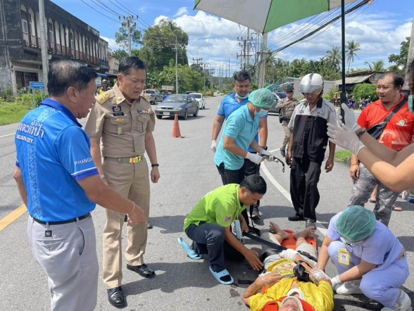 ผู้ว่าราชการจังหวัดพังงา แวะเยี่ยมให้กำลังใจ นายสุนทร วันเพ็ญ จากเหตุการณ์อุบัติเหตุรถเฉี่ยวชนแล้วหลบหนี บริเวณตำบลโคกเคียน ตะกั่วป่า สั่งการให้เจ้าหน้ที่ตำรวจเร่งติดตามหาผู้ก่อเหตุมาดำเนินคดี