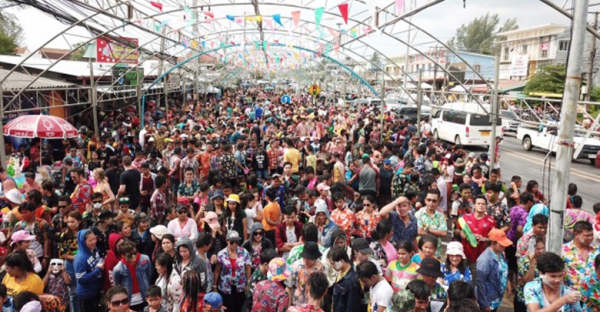 นักท่องเที่ยวแน่นอุโมงค์น้ำ&ldquo;ถนนข้าวดอกข่า&rdquo;จังหวัดพังงา