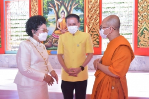 จังหวัดพังง เข้านมัสการพระเทพปัญญาโมลี เจ้าอาวาสวัดประชุมโยธี (พระอารามหลวง) ในโอกาสจำพรรษาครบถ้วนไตรมาสและครองผ้าพระกฐินพระราชทาน ประจำปี 2565 ณ วัดประชุมโยธี (พระอารามหลวง)