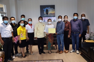 ผู้ว่าราชการจังหวัดพังงาพร้อมด้วยนายกเหล่ากาชาดจังหวัดพังงา ร่วมรับมอบเงินจากนางบุญตา แสงคง นายกองค์การบริหารส่วนตำบลท่าอยู่ และชมรมกำนันผู้ใหญ่บ้านจังหวัดพังงา