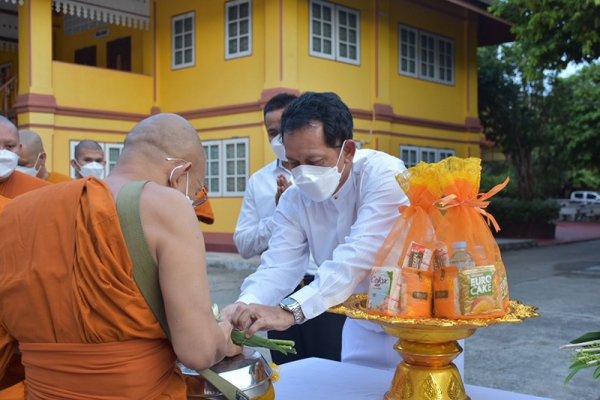 ผู้ว่าราชการจังหวัดพังงา นำพุทธศาสนิกชนทำบุญตักบาตรเนื่องในวันมาฆบูชา