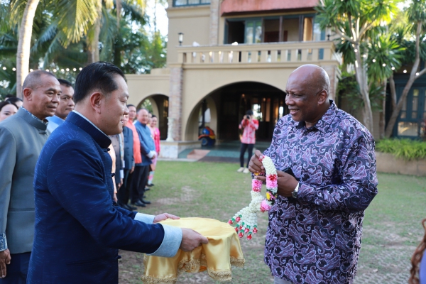 จังหวัดพังงา ถวายเลี้ยงพระกระยาหารค่ำเพื่อถวายพระเกียรติแด่สมเด็จพระราชาธิบดีเลตซีที่ 3 และพระบรมวงศานุวงศ์