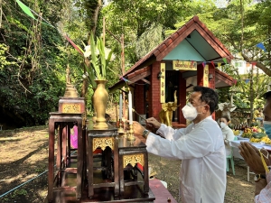 ชาวบ้านชุมชนถนนใหม่ จังหวัดพังงา ทำพิธีบวงสรวงศาลพ่อตาเขางุ้ม สถานที่ยึดเหนียวจิตใจของชุมชน