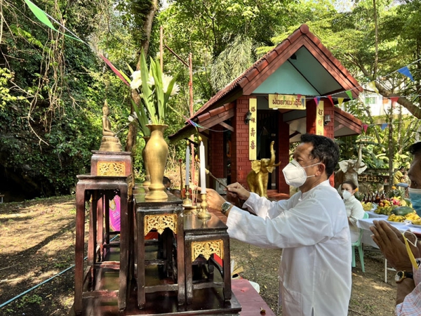 ชาวบ้านชุมชนถนนใหม่ จังหวัดพังงา ทำพิธีบวงสรวงศาลพ่อตาเขางุ้ม สถานที่ยึดเหนียวจิตใจของชุมชน