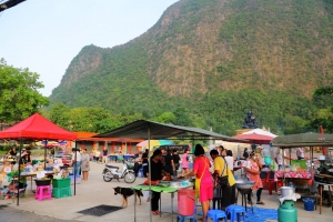 เปิดตลาดนัดเกษตรลานหลวงพ่อทวดทุกวันศุกร์ ช่วยเหลือเกษตรกรรายย่อย
