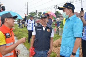 จังหวัดพังงา ลงพื้นที่ตรวจสถานการณ์น้ำท่วมถนนเพชรเกษม อ.ตะกั่วป่า สั่งหน่วยงานที่เกี่ยวข้องเร่งระบายน้ำ ลดผลกระทบประชาชนและผู้ใช้ถนน