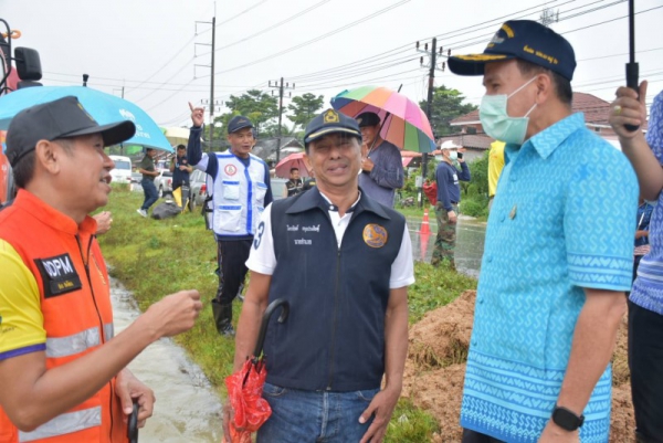 จังหวัดพังงา ลงพื้นที่ตรวจสถานการณ์น้ำท่วมถนนเพชรเกษม อ.ตะกั่วป่า สั่งหน่วยงานที่เกี่ยวข้องเร่งระบายน้ำ ลดผลกระทบประชาชนและผู้ใช้ถนน