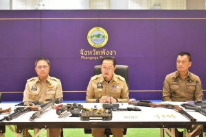 ผู้ว่าฯพังงา นำแถลงเจ้าหน้าที่บุกค้นบ้านสัตวแพทย์รายหนึ่งพบอาวุธปืนชนิดต่างๆ หลายกระบอก พบเกี่ยวข้องกับยาเสพติด มีพฤติกรรมรุนแรงกับคนในครอบครัวและลูกของตัวเอง