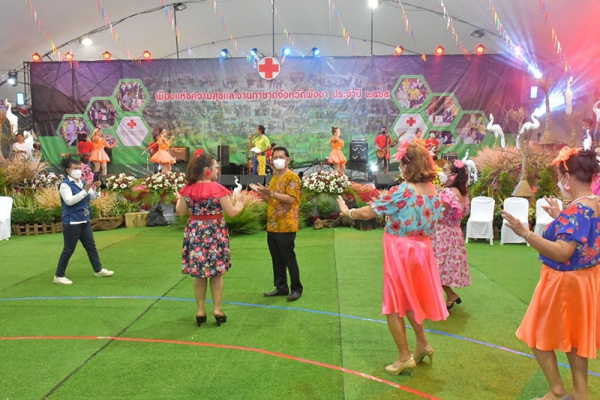 งานกาชาดพังงา นำรำวงวงเวียนครกย้อนตำนานมาสร้างความสนุกสนานให้ประชาชนและนักท่องเที่ยวในรูปแบบย้อนยุค