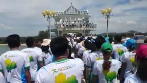 กิจกรรม "หมอชวนวิ่ง" จังหวัดพังงา ในช่วงแรกรับไม้คฑากลางสะพานสารสิน