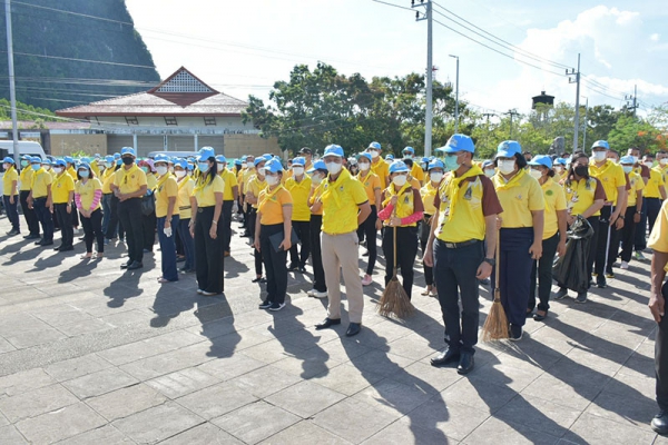 ผู้ว่าราชการจังหวัดพังงา นำจิตอาสาทำความสะอาดบริเวณท่าเรือ ในโอกาสวันสำคัญของชาติไทย ประจำเดือนเมษายน 2565