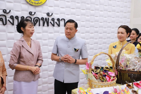 ผู้ว่าฯพังงา  รับมอบผีเสื้อประดิษฐ์จากผ้าไทยร่วมสนับสนุนการออกร้านกาชาด ในงานกาชาด ประจำปี 2566 ที่กรุงเทพมหานครฯ