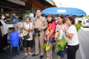 ผู้ว่าฯ พังงา นำรถพุ่มพวงขนผลิตภัณฑ์ชุมชน ส่งตรงถึงบ้าน หนุน &ldquo;ไทยช่วยไทย&rdquo; ลดภาระค่าครองชีพ