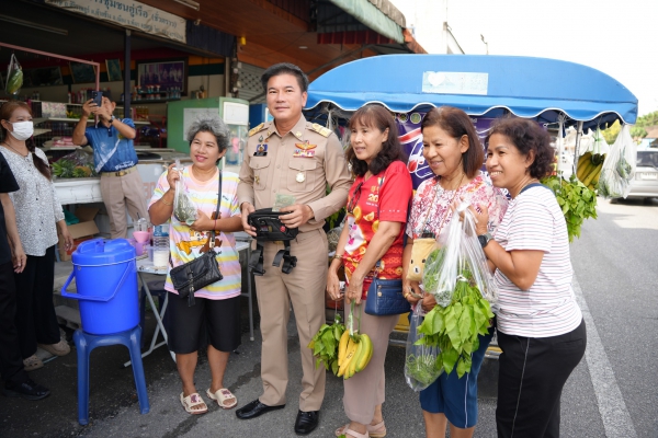 ผู้ว่าฯ พังงา นำรถพุ่มพวงขนผลิตภัณฑ์ชุมชน ส่งตรงถึงบ้าน หนุน &ldquo;ไทยช่วยไทย&rdquo; ลดภาระค่าครองชีพ
