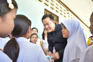 เหล่ากาชาดจังหวัดพังงา ลงพื้นที่เลี้ยงอาหารและมอบขนมให้กับนักเรียนในพื้นที่จังหวัดพังงา