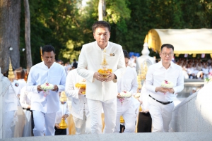 ผู้ว่าฯพังงา นำพุทธศาสนิกชน อัญเชิญพระศรีบรมธาตุขึ้นประดิษฐานในพระบรมธาตุเจดีย์ บนเขาพระบาท เนื่องในวันมาฆบูชา