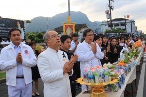 พุทธศาสนิกชนพังงา ร่วมกันทำบุญตักบาตรเนื่องในวันขึ้นปีใหม่ 2560 เพื่อความเป็นสิริมงคล เริ่มต้นวันใหม่ 2560