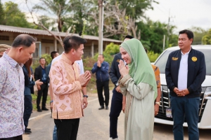 ผู้ว่าราชการจังหวัดพังงา ร่วมต้อนรับ รมช.มท.ซาบีดา ไทยเศรษฐ์ ประธานเปิดงานเมาลิดกลางตำบลหล่อยูง ท่ามกลางบรรยากาศที่อบอุ่น