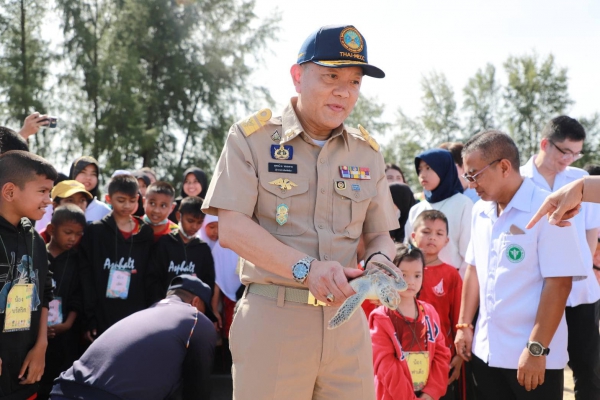 ผู้ว่าฯพังงา นำนักท่องเที่ยวและนักเรียน ร่วมปล่อยเต่าตนุคืนสู่ท้องทะเล