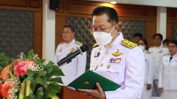 พังงา จัดพิธีมอบแบบลายผ้าพระราชทาน &ldquo;ผ้าลายสิริวชิราภรณ์&rdquo; &ldquo;ผ้าลายชบาปัตตานี&rdquo; และเครื่องหมายรับรองสินค้าแฟชั่นและหัตถกรรมพระราชทาน &ldquo;Sustainable Fashion  แฟชั่นแห่งความยั่งยืน&rdquo; ให้กลุ่มและช่างทอผ้าได้ต่อยอดผสานกับอัตลักษณ์ของผ้าพื้นถิ่น เพิ่มมูลค่าผลิตภ