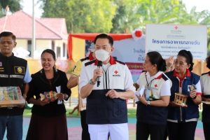 เหล่ากาชาดจังหวัดพังงา ลงพื้นที่เยี่ยมผู้ป่วยและผู้สูงอายุ พร้อมเลี้ยงอาหารมื้อกลางวันเด็กนักเรียน ในพื้นที่ อ.ท้ายเหมือง