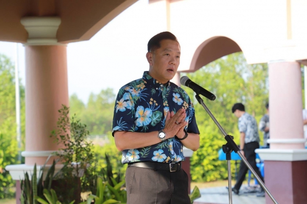 ห้วหน้าส่วนราชการและข้าราชการจังหวัดพังงา ร่วมรดน้ำขอพรผู้ว่าราชการจังหวัดพังงา เพื่อแสดงความรัก ความเคารพ และขอพรเพื่อความเป็นสิริมงคลในประเพณีสงกรานต์ วันปีใหม่ไทย