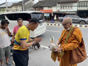 พ่อเมืองพังงา น้อมนำตามหลักพุทธศาสนา ทำบุญตักบาตร หลังเปิดงานโครงแสงนำใจไทยทั้งชาติ เดิน วิ่ง ปั่น  ป้องกันอัมพาต ครั้งที่ 9 เฉลิมพระเกียรติ