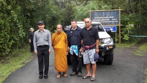 ผู้บริหารจังหวัดพังงาตรวจเยี่ยมและให้กำลังใจประชาชนที่ร่วมกันบรรจุสิ่งของช่วยเหลือผู้ประสบอุทกภัยในพื้นที่ภาคใต้