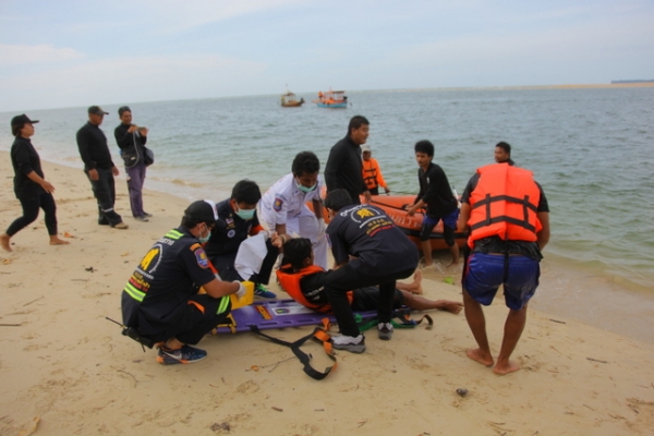 จังหวัดพังงาสาธิตการใช้อุปกรณ์ช่วยเหลือผู้ประสบภัยและสาธิตวิธีการช่วยเหลือผู้ประสบอุบัติเหตุเรือข้ามฟากชนกัน