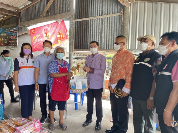 รองผู้ว่าราชการจังหวัดพังงา ลงพื้นที่เยี่ยมเยียวยาจิตใจครอบครัวผู้ติดสุรา เพื่อหาแนวทางวางแผนช่วยเหลือ ณ ตำบลนบปริง อำเภอเมืองพังงา จังหวัดพังงา