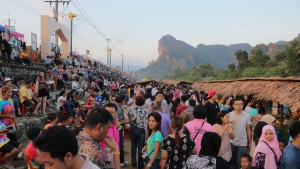 พังงา-คนกว่า 2 หมื่น แห่เที่ยว &ldquo;หลาดน้ำคลองงา&rdquo; ตลาดน้ำสวย กลางหุบเขา เส้นทางเสด็จประพาส ร.5