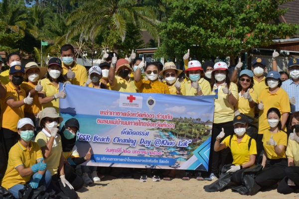 เหล่ากาชาดจังหวัดพังงาร่วมกับชมรมแม่บ้านมหาดไทยจังหวัดพังงา จัดกิจกรรมเก็บขยะชายหาด