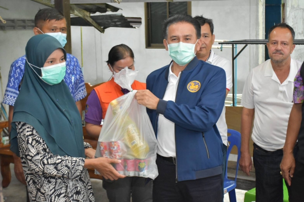 จังหวัดพังงา เยี่ยมผู้ประสบภัยน้ำท่วมพื้นที่ตำบลนาเตย ย้ำ..ใช้แอปฯ &ldquo;พ้นภัย&rdquo; ขอรับถุงยังชีพจากเหล่ากาชาดจังหวัดได้ ณ ตำบลนาเตย อำเภอท้ายเหมือง จังหวัดพังงา