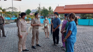 ตรวจเยี่ยมแพทย์ บุคคลากรทางการแพทย์ กำลังพลทหารเรือจากฐานทัพเรือพังงา ที่ปฏิบัติหน้าที่ที่โรงพยาบาลสนาม