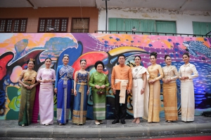 จังหวัดพังงา จัดเดินแบบโชว์ผ้าไทยพระราชนิยม สุดตระการตา คู่กำแพงศาลหลักเมืองพังงา จุดเช็กอินแห่งใหม่