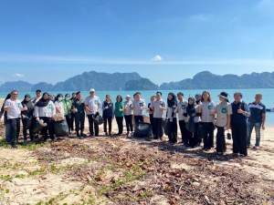 ผู้ว่าฯ พังงา นำทีมจิตอาสาเก็บขยะชายหาด สร้างจิตสำนึกรักษ์ทะเล