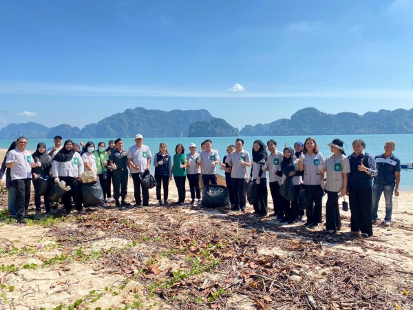 ผู้ว่าฯ พังงา นำทีมจิตอาสาเก็บขยะชายหาด สร้างจิตสำนึกรักษ์ทะเล