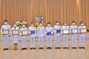 จังหวัดพังงา จัดพิธีมอบเกียรติบัตรและเข็มเชิดชูเกียรติข้าราชการพลเรือนดีเด่น ประจำปี 2564 เนื่องในวันข้าราชการพลเรือน ประจำปี 2565