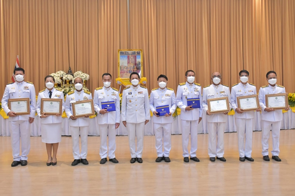 จังหวัดพังงา จัดพิธีมอบเกียรติบัตรและเข็มเชิดชูเกียรติข้าราชการพลเรือนดีเด่น ประจำปี 2564 เนื่องในวันข้าราชการพลเรือน ประจำปี 2565
