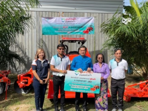 จังหวัดพังงา ร่วมเป็นเกียรติในการส่งมอบเครื่องจักรกลการเกษตรให้กับวิสาหกิจชุมชนกลุ่มแปรรูปเกษตรและสมุนไพรโคกกลอย ณ กลุ่มวิสาหกิจชุมชนกลุ่มแปรรูปเกษตรและสมุนไพรโคกกลอย อำเภอตะกั่วทุ่ง จังหวัดพังงา